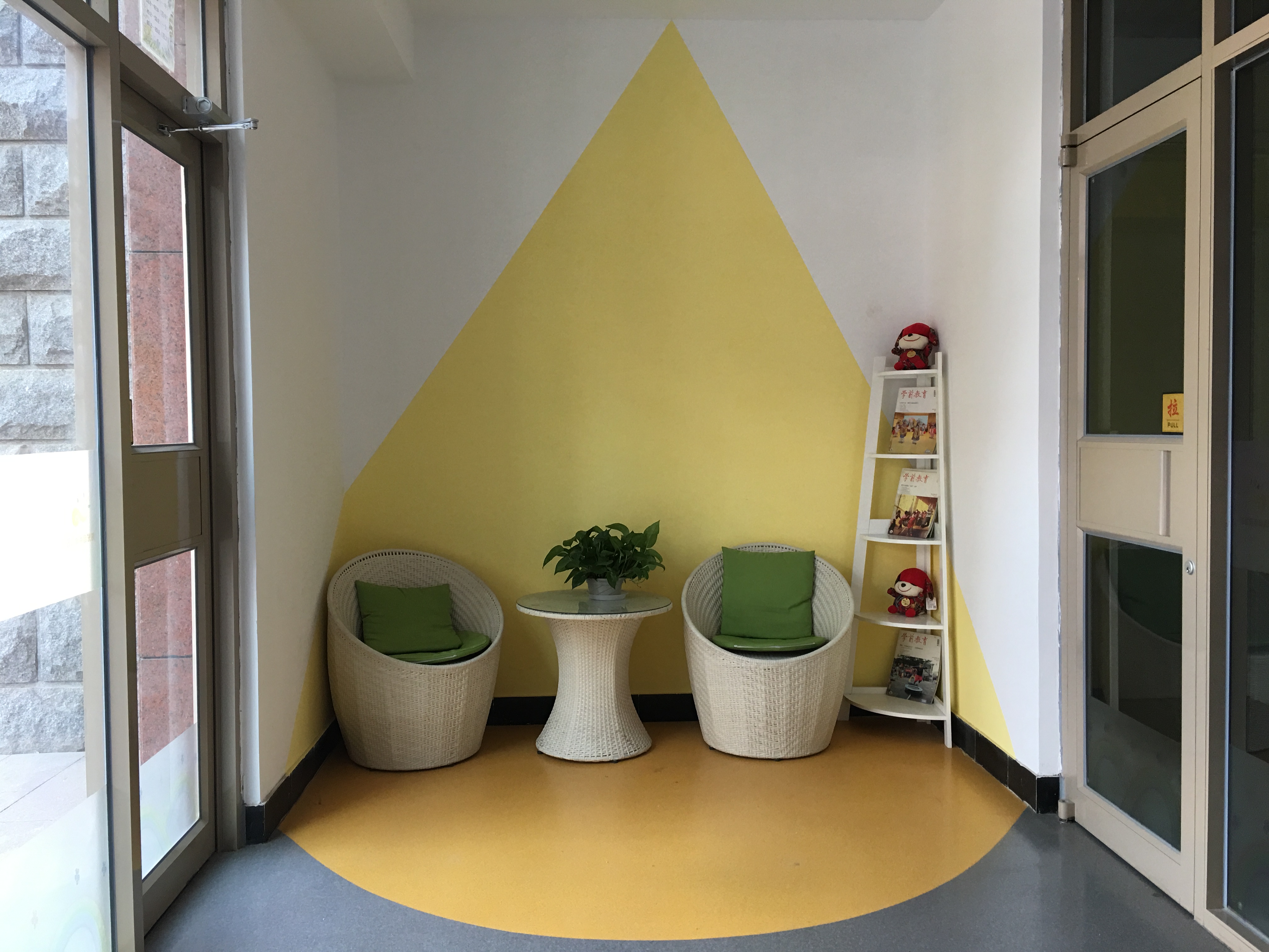 幼兒園前廳休息處